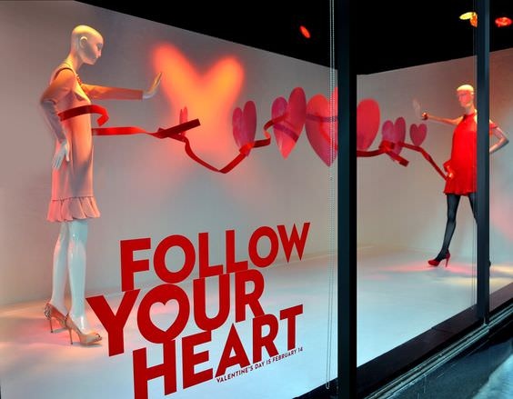 Decorar escaparate de San Valentín con corazones.
