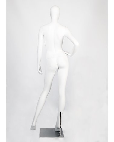 Maniquí de señora posando