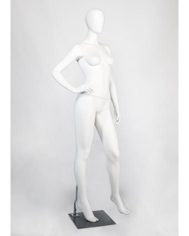 Maniquí de señora posando