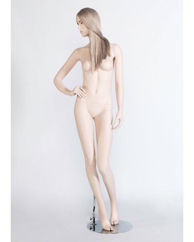 Maniquí realista con peluca