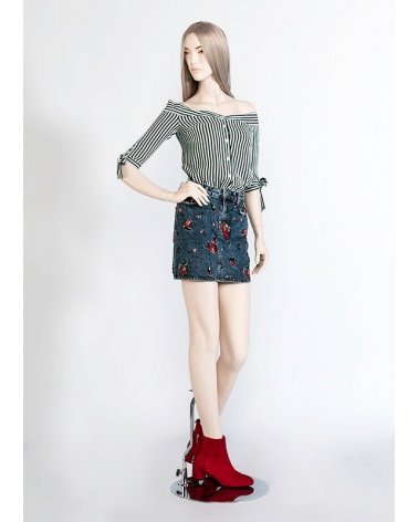 Maniquí realista con peluca