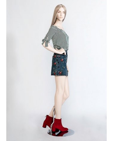 Maniquí realista con peluca